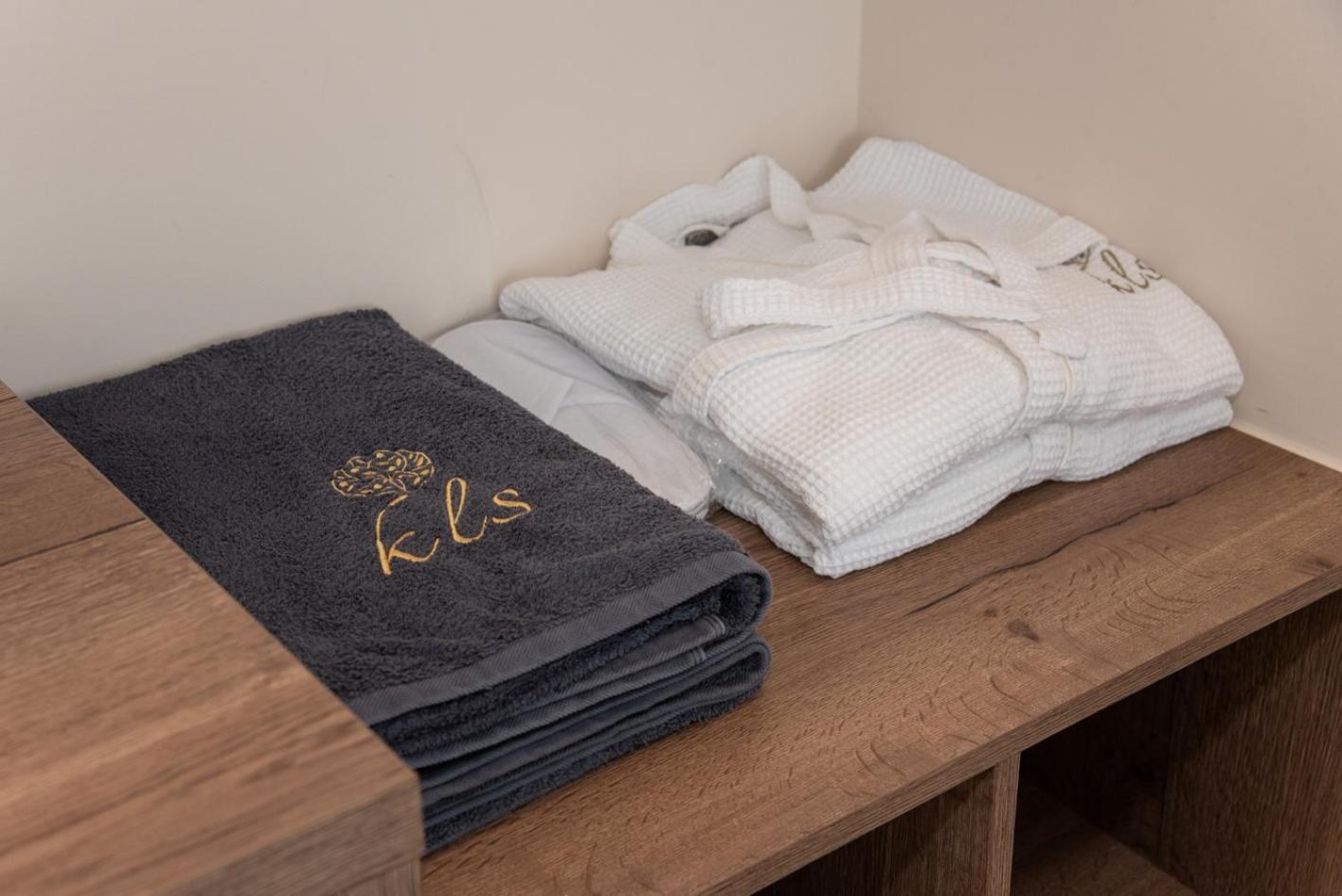 Kaiser Luxury Suites Achilleion ภายนอก รูปภาพ